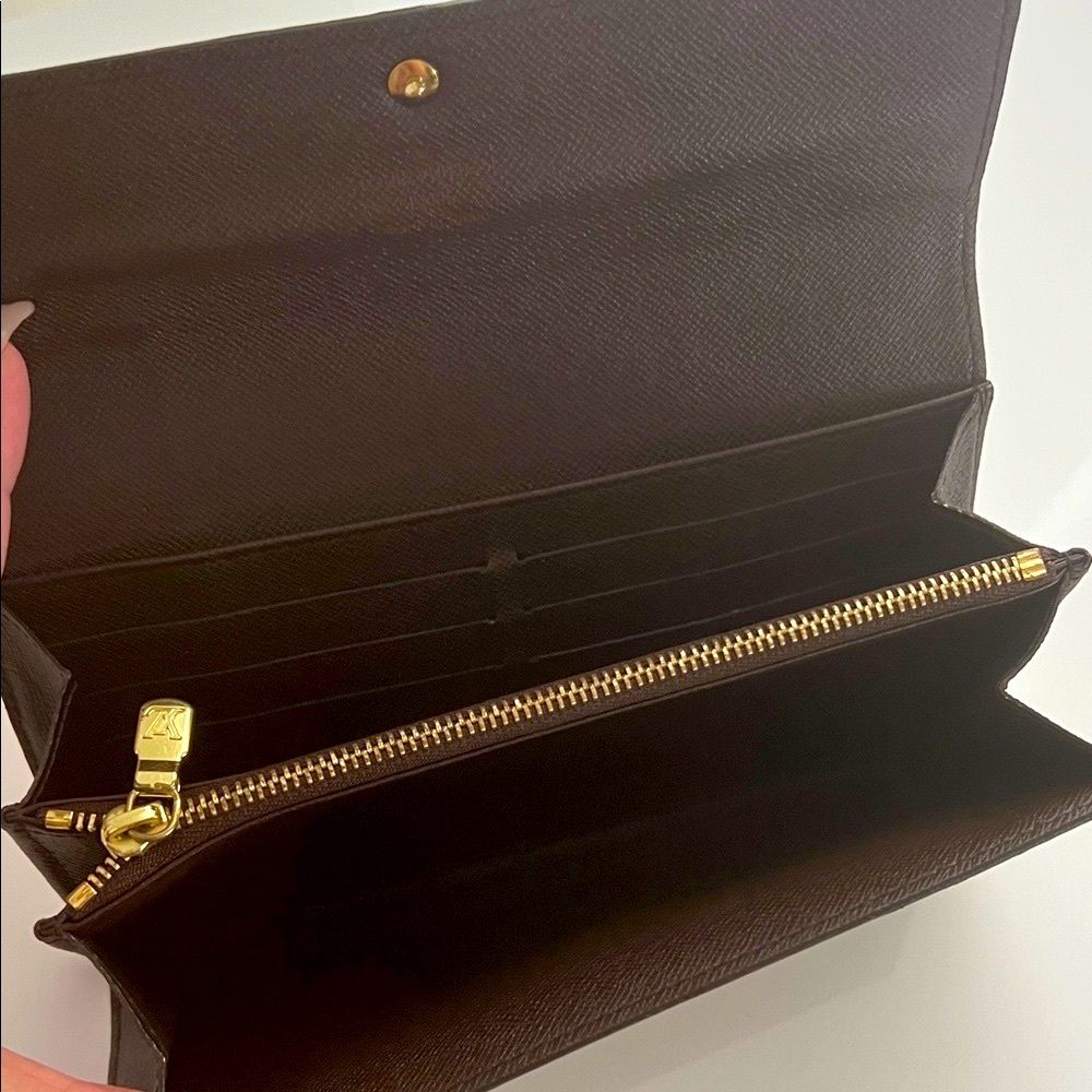 💯 Authentic Louis Vuitton Damier Ebene Wallet with Gold Accent - Picture 5 of 10